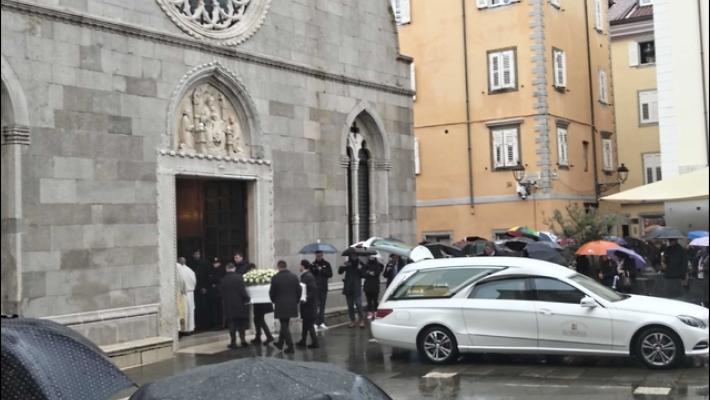 Uccide figlio, feretro del piccolo arrivato in Duomo Muggia