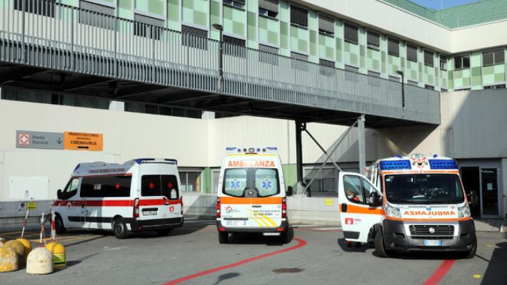 Muore sul monopattino investito da un furgone nel Comasco