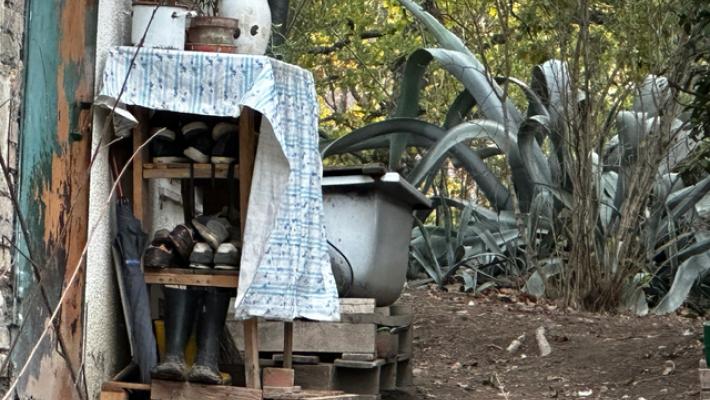 Famiglia nel bosco, primi contatti per i lavori al casolare