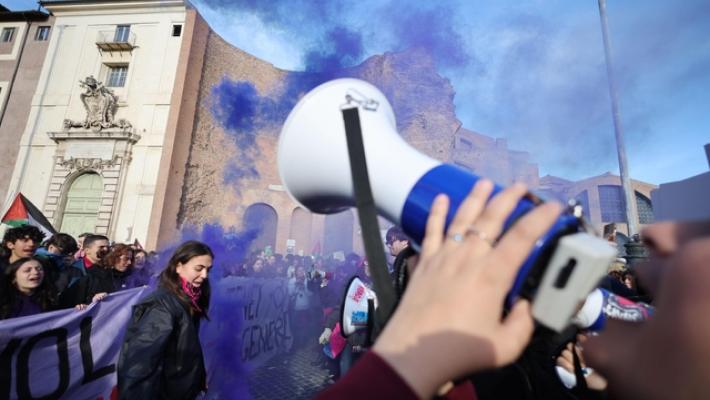 Violenza sulle donne, il racconto sui media migliora