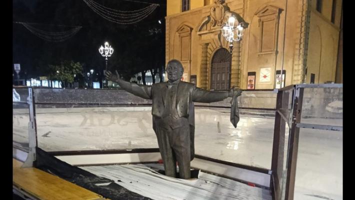Pista ghiaccio intorno statua di Pavarotti a Pesaro, è polemica