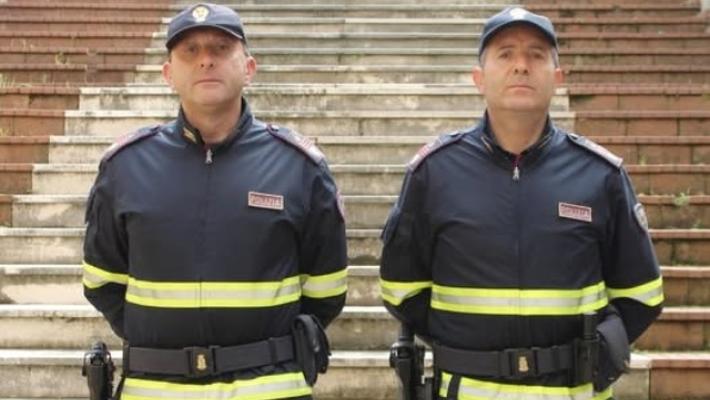 Tenta di strangolare la moglie, arrestato dalla Polstrada