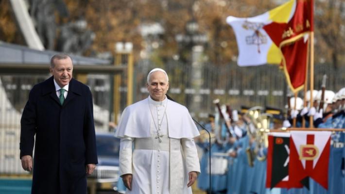 Il Papa, servono personalità che favoriscano il dialogo