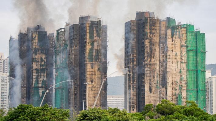 Sale a 65 il bilancio dei morti dell'incendio di Hong Kong