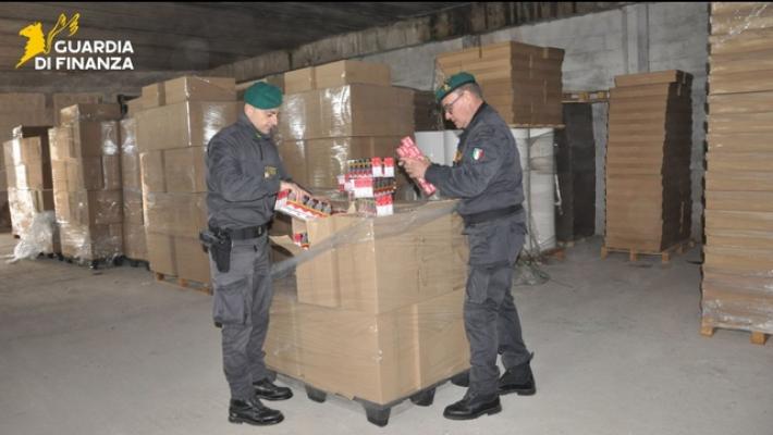 Fabbrica clandestina di sigarette nel Brindisino, 10 arresti