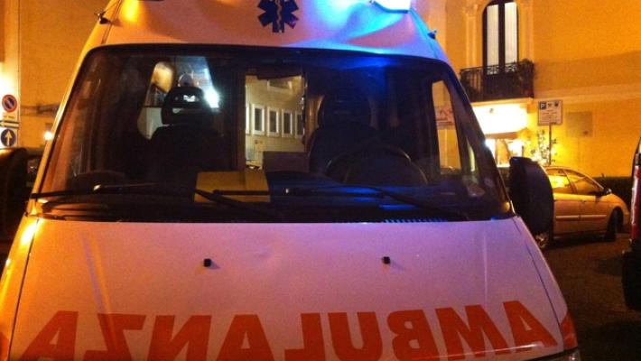 Ambulanza arriva dopo mezzora, uomo muore tra le braccia figlio
