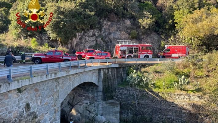 Auto precipita da un ponte, tre morti in Sardegna