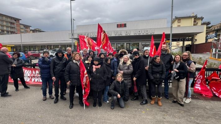 Tentano di aggredire cassiera supermercato Firenze, sciopero