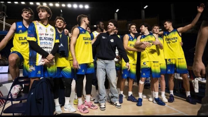 Con la Ferrari contro muro, cestista riabbraccia compagni