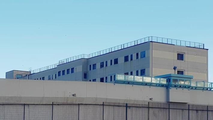 Agente aggredito con calci e pugni da un detenuto a Sassari