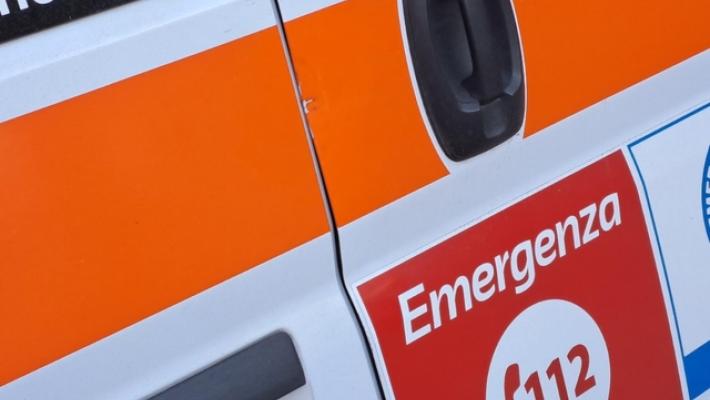 Su bici elettrica travolge 15enne e fugge, grave ragazzino