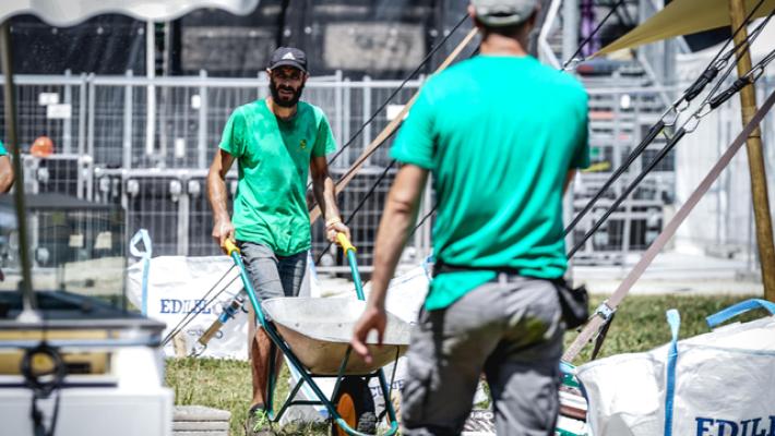 Travolto da terra in un cantiere, operaio muore per malore