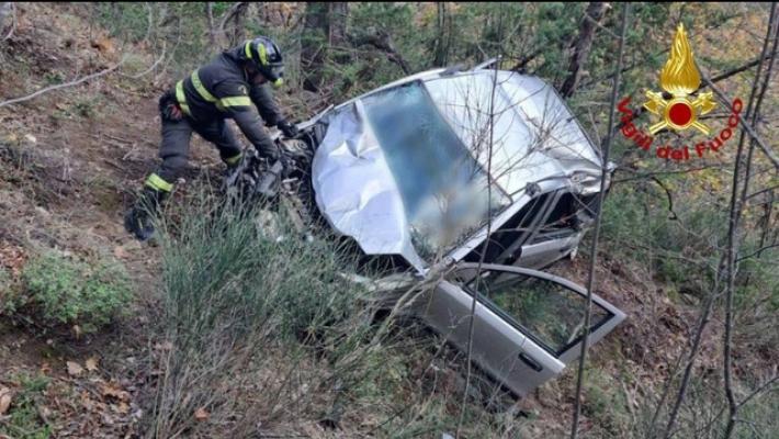 Nell'Ascolano un'auto precipita in scarpata, due morti