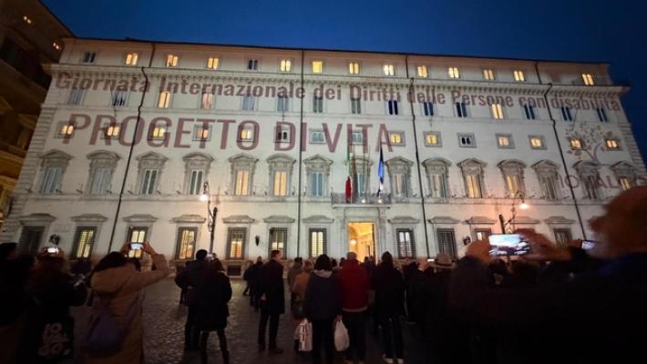 Giornata Disabilità, parole proiettate su facciata Palazzo Chigi
