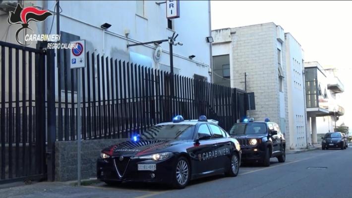 Mostra pistola all'amico e lo ferisce accidentalmente, arrestato