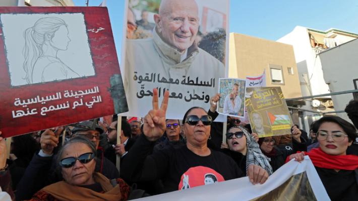 Centinaia di persone protestano contro il governo in Tunisia