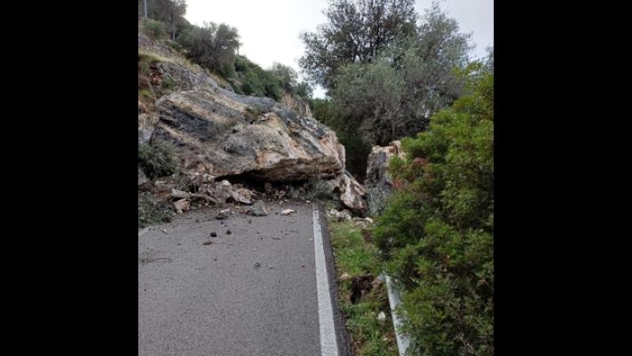 Costone roccia frana sulla statale garganica, strada interrotta