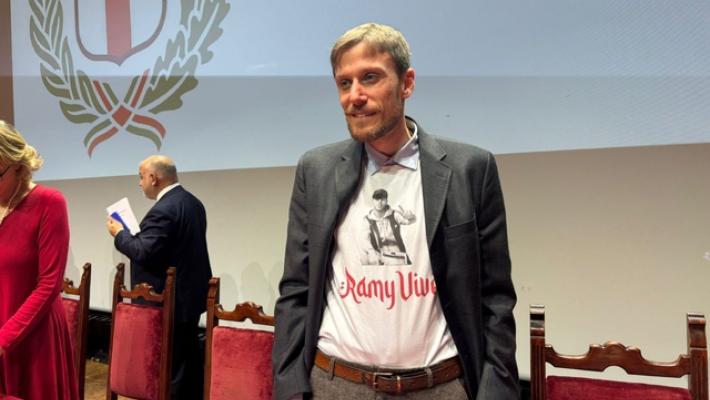 Consigliere dei Verdi agli Ambrogini con maglietta di Ramy