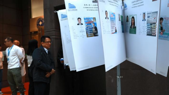 Dopo l'incendio, Hong Kong alle urne per eleggere parlamentari