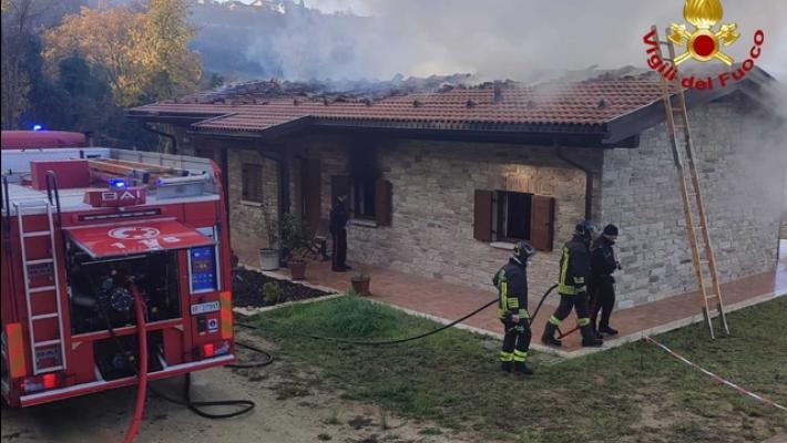 Donna trovata morta in casa con tetto in fiamme