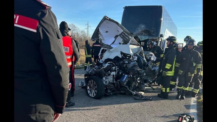 Auto contro corriera con studenti, vettura stava sorpassando