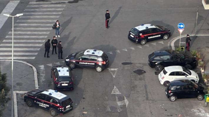Una ragazza denuncia: "Mi hanno violentata fuori dalla metro a Roma"