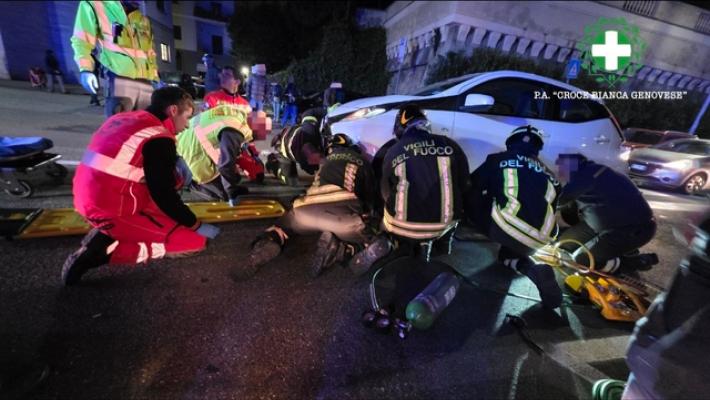 Investito due volte in pochi secondi sulle strisce a Genova, caccia a pirata della strada