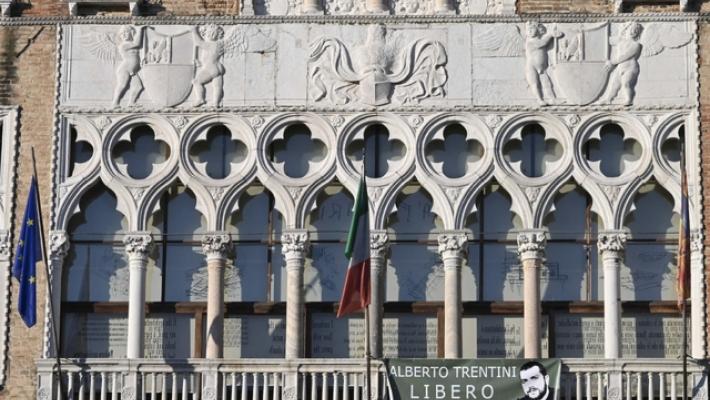 Appello di Ca' Foscari per la liberazione di Trentini, striscione sul Canal Grande