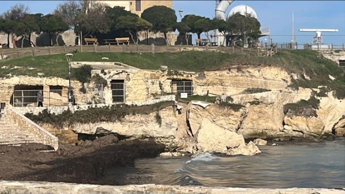 Crolla un pezzo di falesia in Salento, sindaco 'intervenga la Regione'