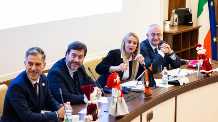 Unicef, la presidente della Commissione Diritti Umani con la bambola Pigotta