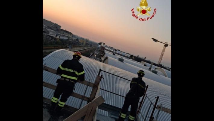 Incendio nello stabilimento di La Doria nel Salernitano, un operaio ferito