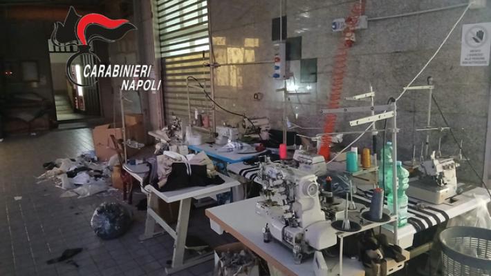 Dormitorio accanto alla fabbrica, 76 operai vivevano nel degrado