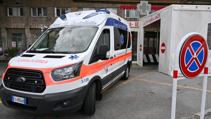 Diciotto persone mangiano in un bar a Genova e restano intossicate, una è grave