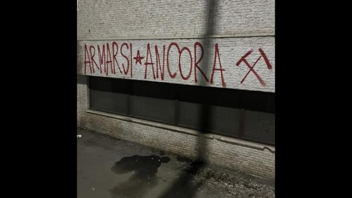 Stella a cinque punte e scritte contro le forze dell'ordine sui muri a Foggia