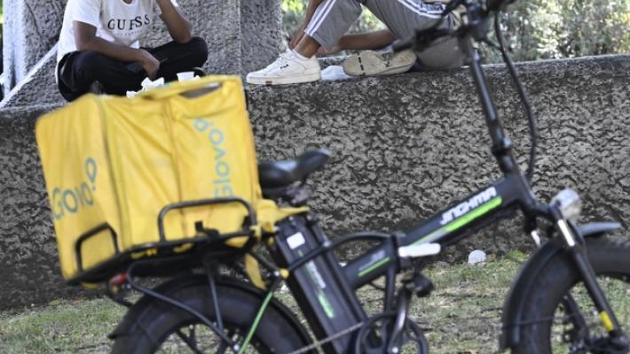 'Manca una valutazione sui rischi dei rider', giudice accoglie il ricorso contro Glovo