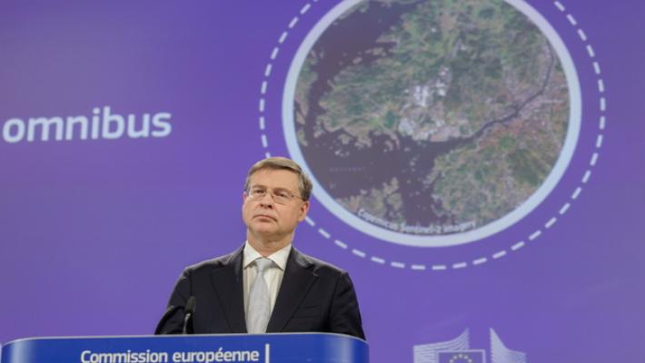 Dombrovskis, sanzioni sine die alla Russia aiutano la discussione sul prestito a Kiev