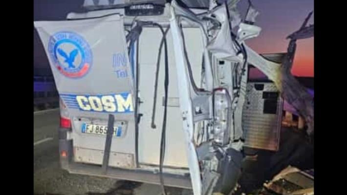 Assalto a un furgone portavalori: bottino da 300mila euro, portellone aperto con l'esplosivo 