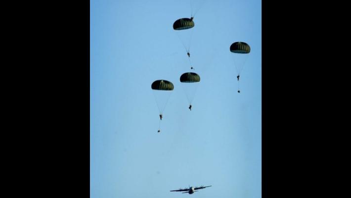 Australia, diventa virale video paracadutista impigliato su ala aereo