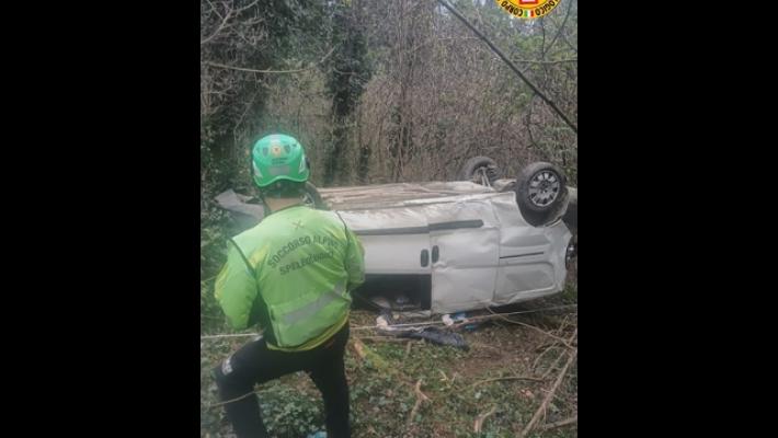 Precipita per 40 metri con l'auto in una scarpata, ferito e soccorso