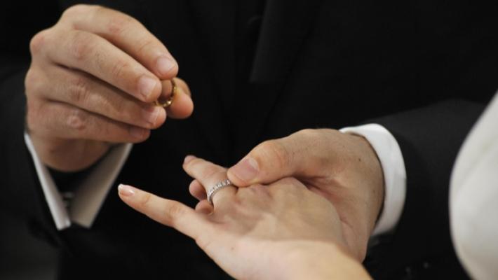 Si sposa grazie a un falso atto creato con l'intelligenza artificiale, denunciata