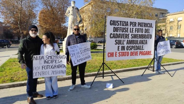 Sbranata dai cani, le foto circolano sui social. Sit-in dei parenti davanti al Tribunale