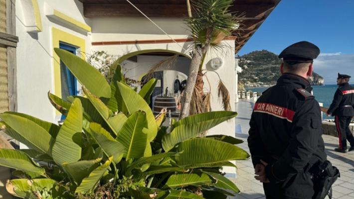 Beach club dei vip sequestrato ad Ischia per reiterazione di abusi edilizi