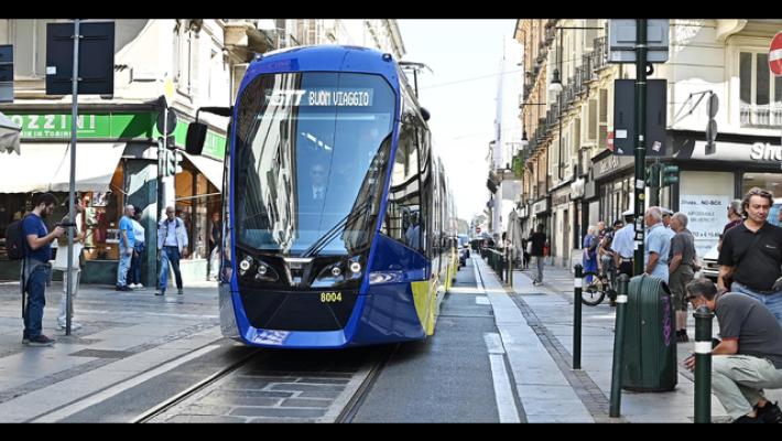 Perse il braccio dopo essere stato investito dal tram a Torino, ora fa causa al Comune