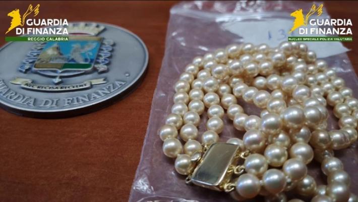 Preziosi per oltre 2 milioni confiscati a finto promotore finanziario