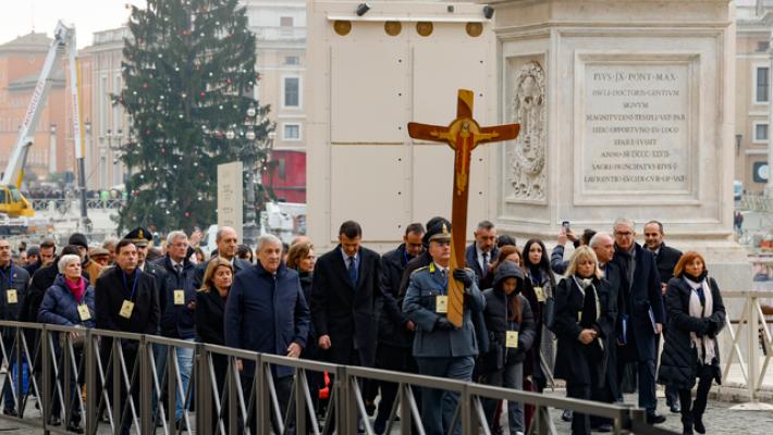 Giubileo della Diplomazia, anche ministro Tajani attraversa Porta santa