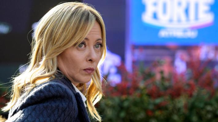 Meloni a Atreju:&laquo;Non accettiamo lezioni da chi fa il comunista con il ceto medio e il turbocapitalista con i centri di potere&raquo;