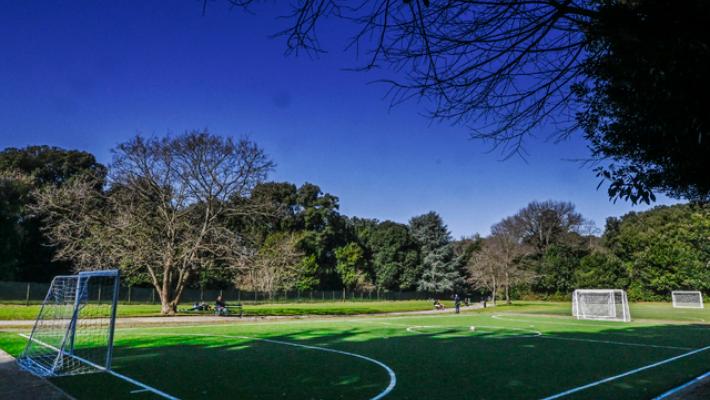 Dopo insulti e minacce, arbitro colpito al volto da un calciatore