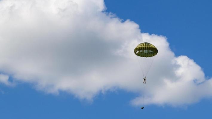 Paracadutisti precipitano durante un lancio, due morti