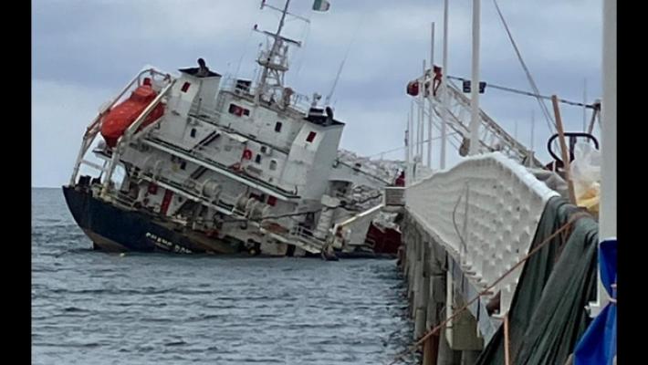 Nave incagliata lascia Marina di Massa dopo 11 mesi