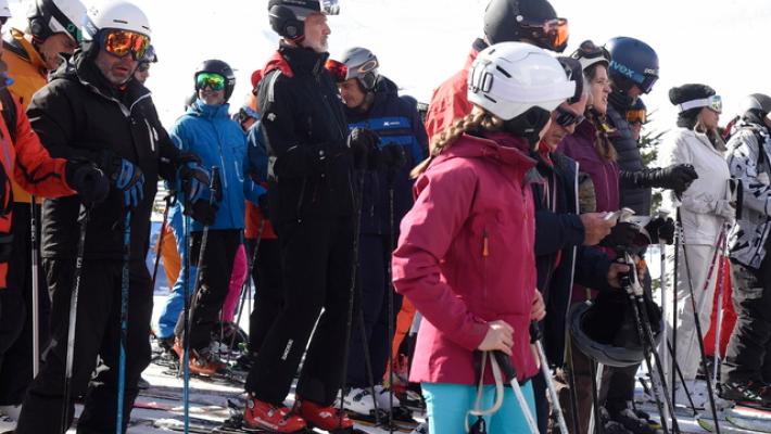 Pista chiusa per mancanza di neve, sciatori in coda sulla sciovia